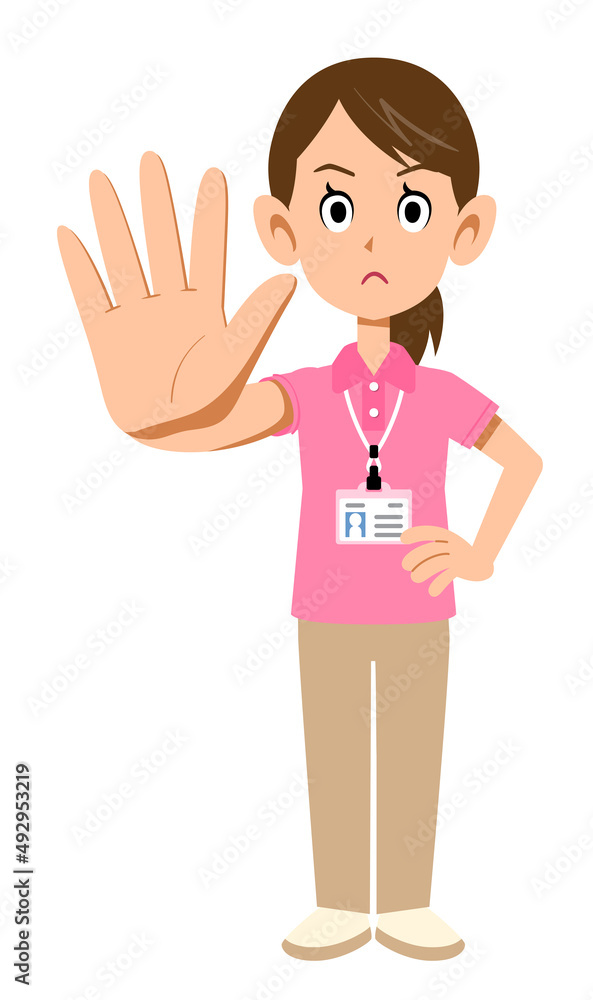 半袖のポロシャツ姿でネームタグを身に着けた女性スタッフの制止する仕草
