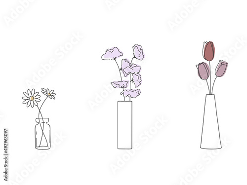 花瓶に入ったチューリップとスイートピーとマーガレットの手描きペン画風シンプル春イラスト