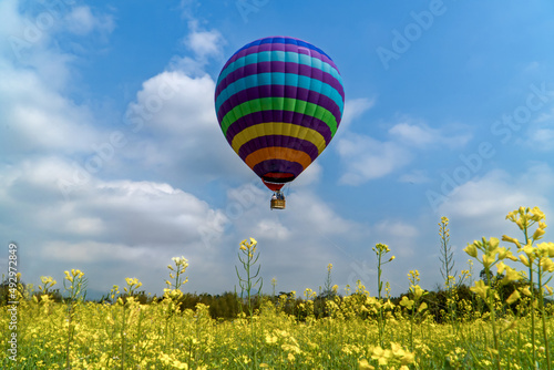 Enjoying flowers and scenery in hot-air balloons