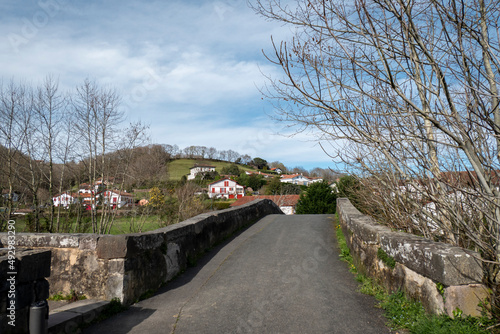 Ponte antiga em Saint-Pée-sur-Nivelle no País Basco, França photo