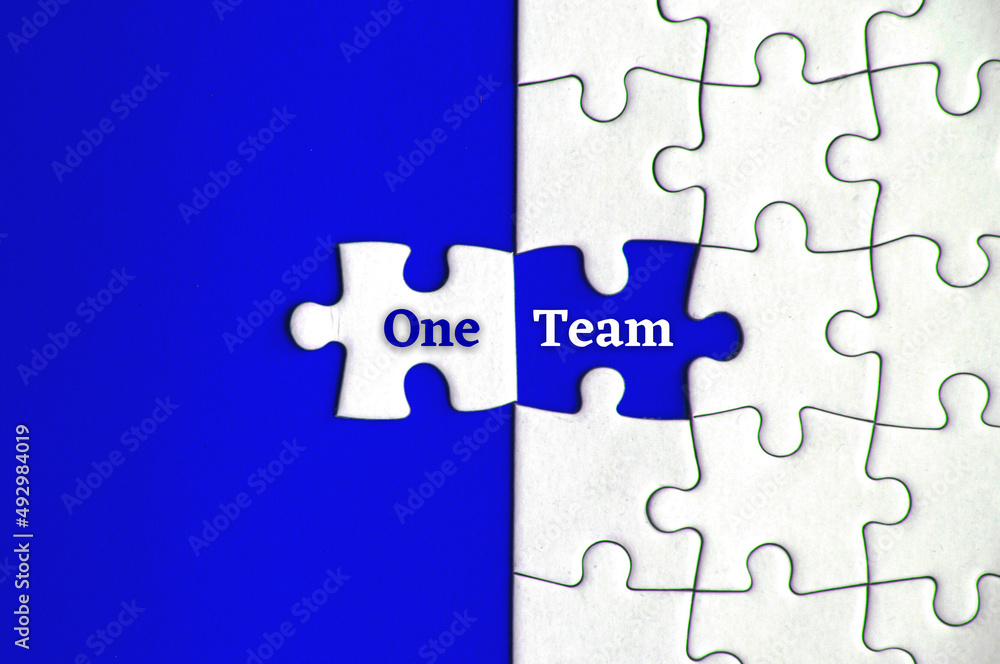 Fototapeta premium Text on missing jigsaw puzzle - One team.