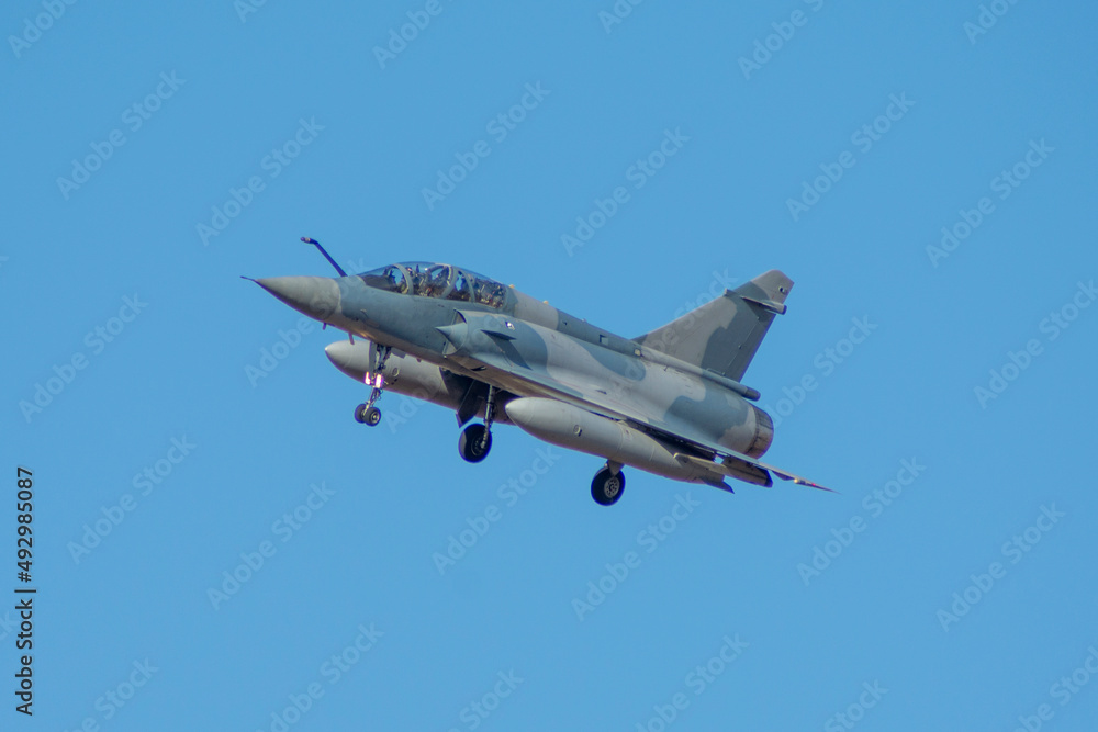 Avión de combate ala delta aterrizando Mirage 2000