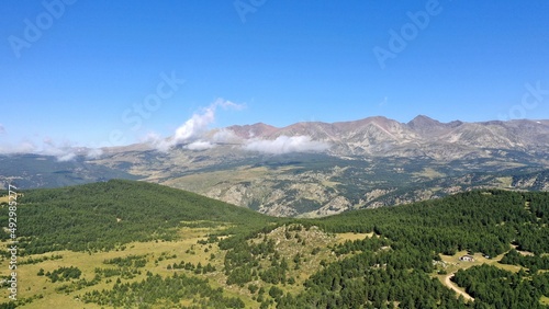 Fototapeta Naklejka Na Ścianę i Meble -  survol d'un lac de montagne et de forets dans les Pyrénées-Orientales, sud de la France, parc naturel des Bouillouses
