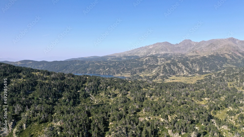 survol d'un lac de montagne et de forets dans les Pyrénées-Orientales, sud de la France, parc naturel des Bouillouses
