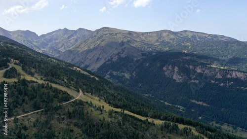 survol d'un lac de montagne et de forets dans les Pyrénées-Orientales, sud de la France, parc naturel des Bouillouses © Lotharingia