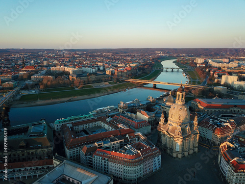 Dresden in Sachsen bei Sonnenuntergang aus der Luft