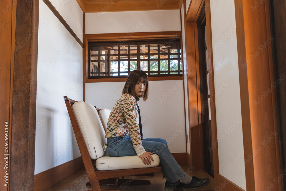 日本家屋にいる女性 日本家屋にいる女性