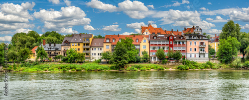 Der Stadtteil "Stadtamhof" auf einer Insel in der Donau in der historischen Altstadt von Regensburg bei sonnigem Sommerwetter mit Schönwetterwolken