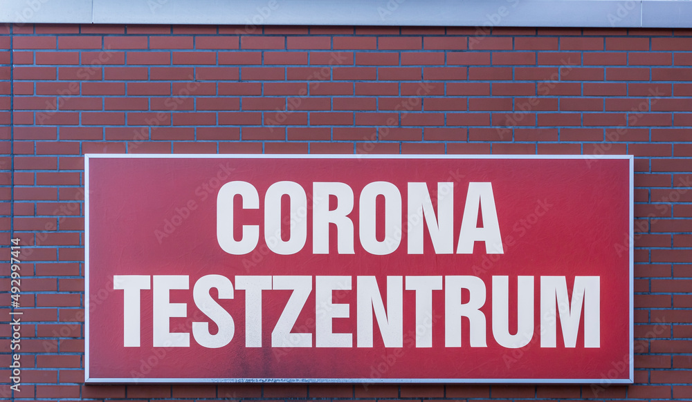 An einer Hauswand ein Schild mit der Aufschrift Corona Testzentrum An einer Hauswand ein Schild mit der Aufschrift Corona Testzentrum