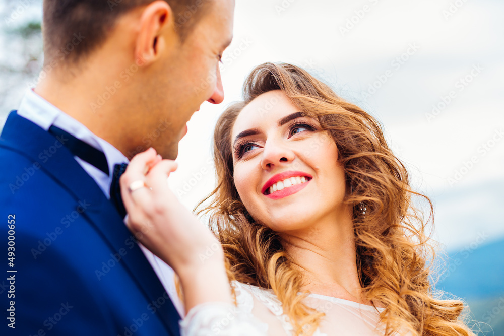 Close-up of the bride with a make-up that looks at the groom and smile