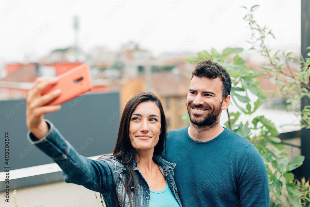 Naklejka premium couple friends taking selfie with mobile phone - smartphone photography