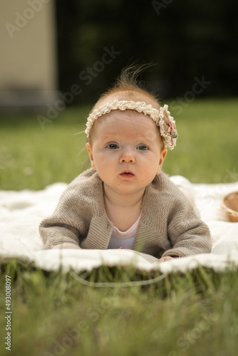 Obraz na płótnie baby girl lies on a plaid, summer picnic for children w salonie