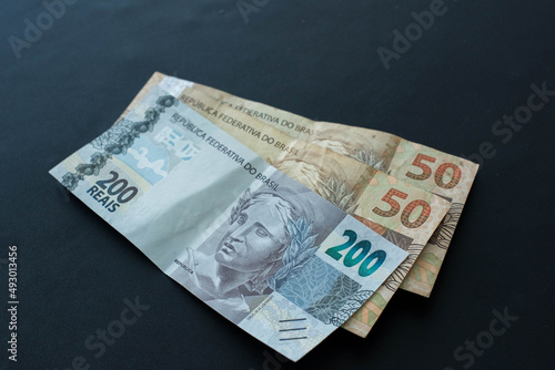 Dinheiro brasileiro 200 reais photo