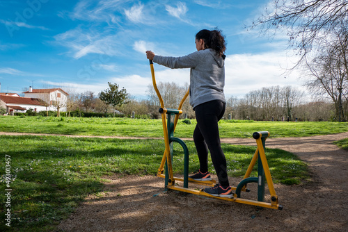 Mulher a praticar exercício fisico no parque de Saint-Pée-sur-Nivelle no País Basco em França photo
