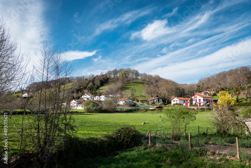 Cidade de Saint-Pée-sur-Nivelle no País Basco, França photo