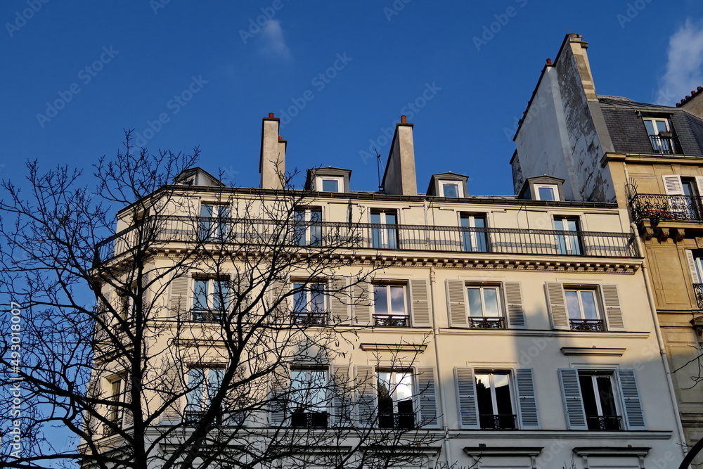Immeubles parisiens, ciel bleu.