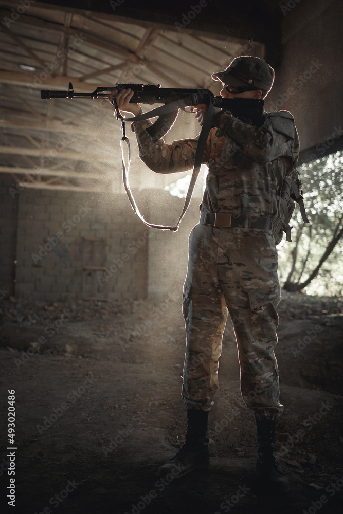 Φωτογραφία a silhouette of a soldier in a camouflage protective uniform, in tactical black