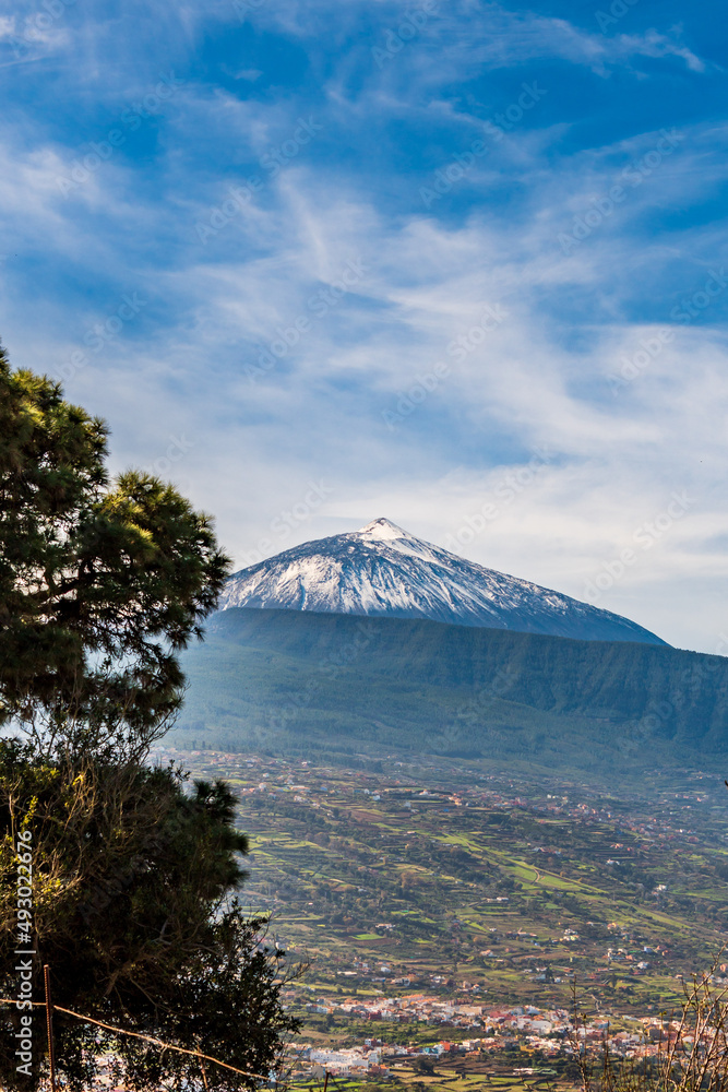 Fototapeta premium Pico más alto de España con un cielo nuboso encima, Pico del Teide