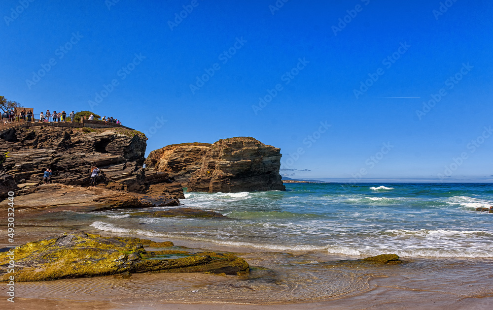 Playa de las Catedrales con formaciones rocosas en Ribadeo, Galicia