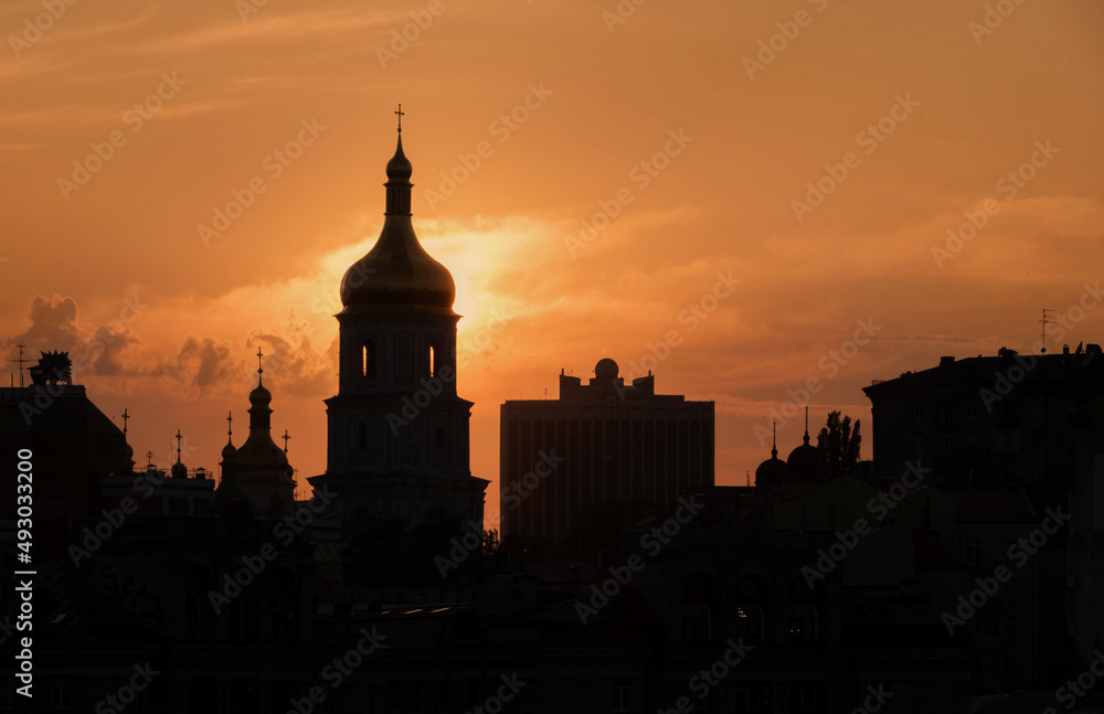 Obraz premium Silhouettes of buildings in the evening sky in the center of Kyiv
