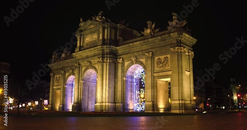 La puerta de Alcalá de Madrid con luces de navidad son gente ni tráfico. Madrid, España.