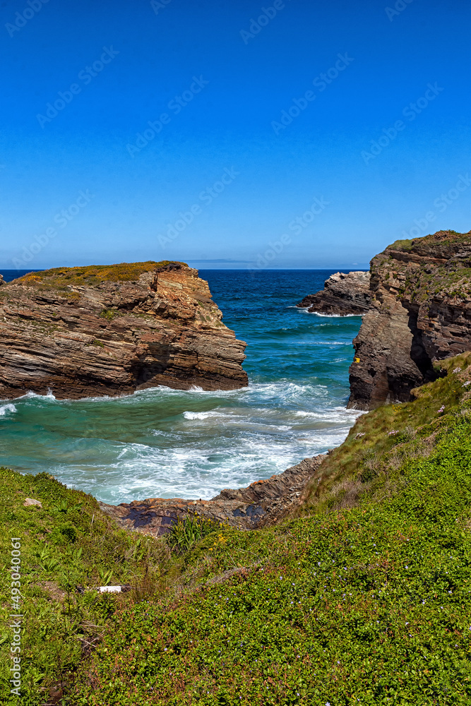 Playa de las Catedrales con formaciones rocosas en Ribadeo, Galicia