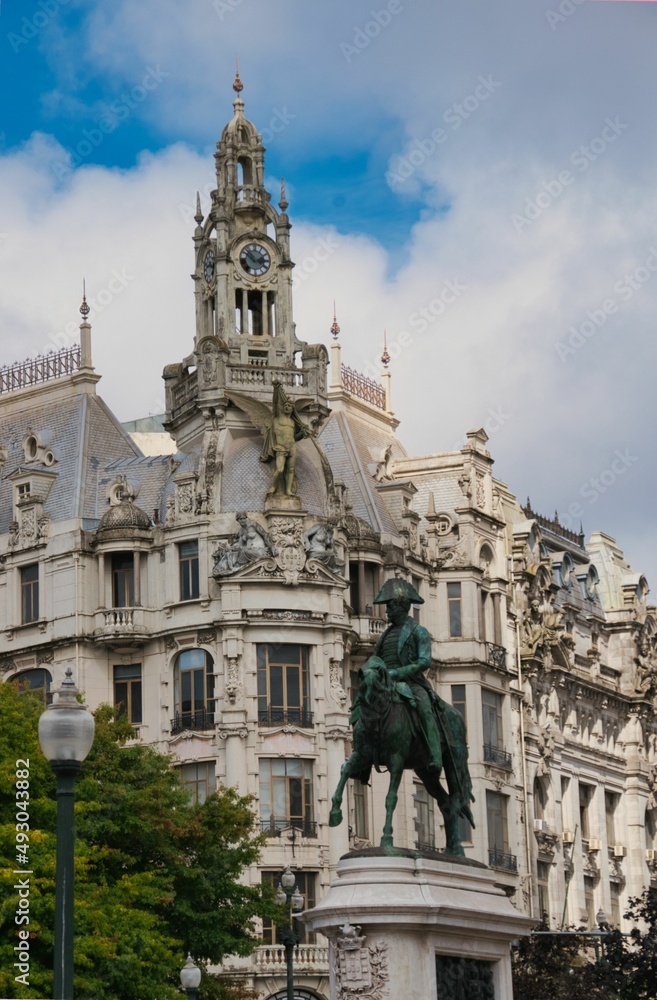 Plaza de la libertad y estatua del Rey Pedro IV. Oporto