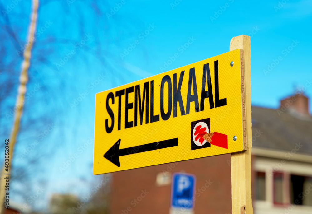 Fototapeta premium sign showing the way to the polling station for the elections in the Netherlands