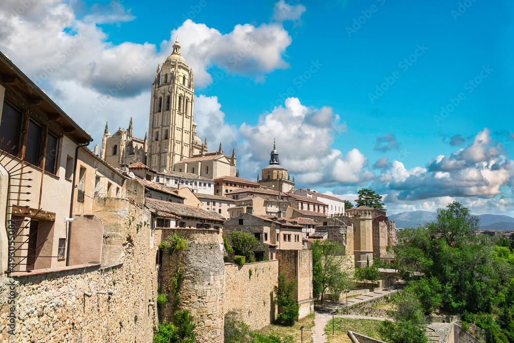 Murallas medievales y campanario de la catedral de Segovia, España