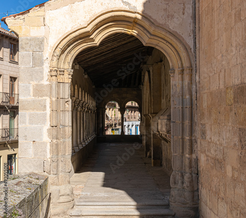 Pórtico de la iglesia de San Martín de arquitectura románica siglo XII en la ciudad de Segovia, España