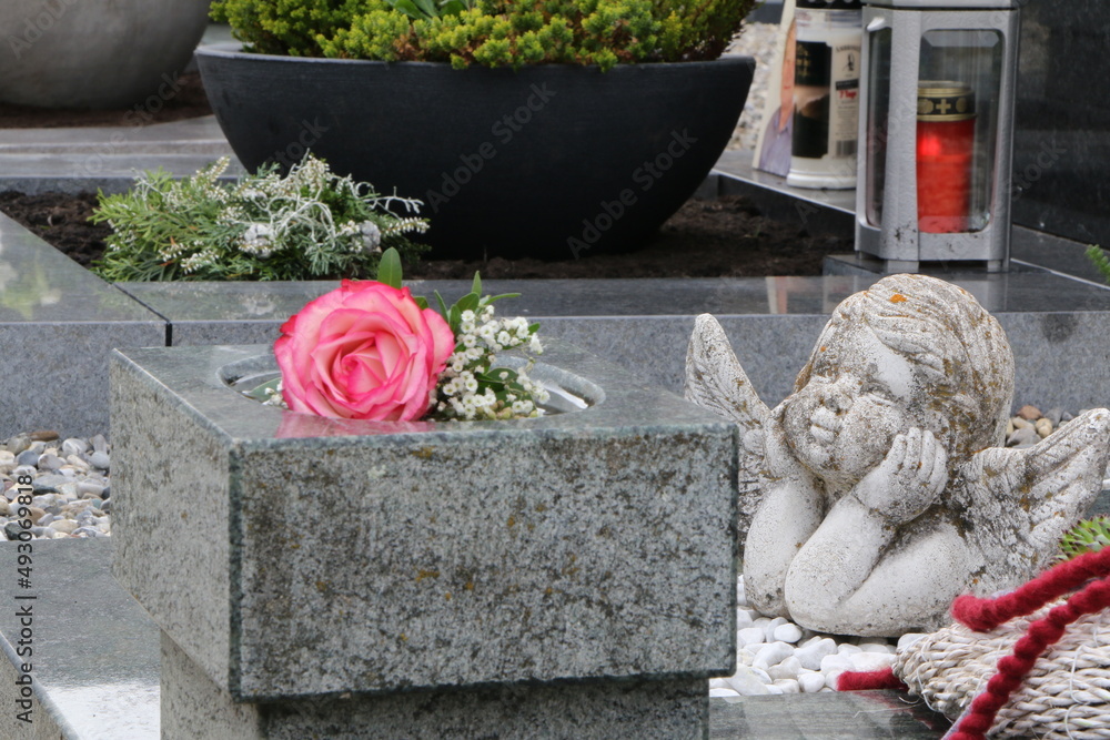 An einem katholischen Friedhof in Österreich, Grabgestaltung mit Engel und Rose