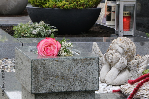 Obraz na płótnie An einem katholischen Friedhof in Österreich, Grabgestaltung mit Engel und Rose w salonie