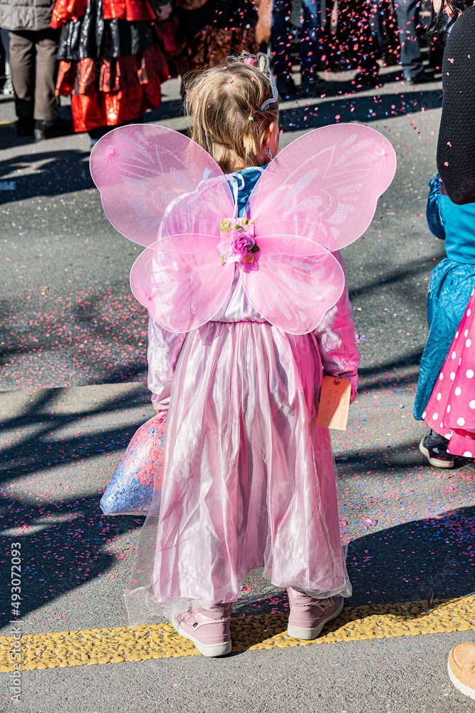 Naklejka premium Kind als Schmetterling verkleidet, Fasnacht 2022 in Luzern, Schweiz