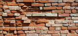 Muro vintage in mattoni erosi dal tempo