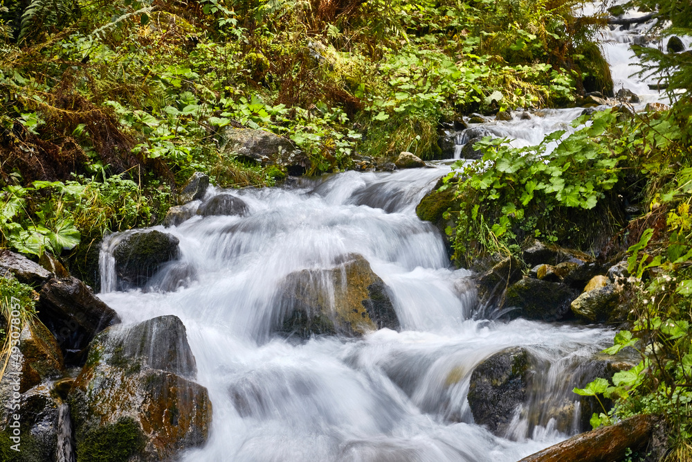 Schöner kleiner Wasserfall, in den österrischen Bergen. Mit Bewegungsunschärfe Effekt.