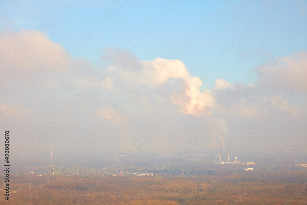 Das Ruhrgebiet mit Häusern, Fabriken und Wald im Nebel. Das Ruhrgebiet mit Häusern, Fabriken und Wald im Nebel.