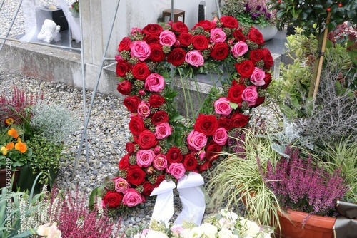 Ein Herz aus Rosen an einem Grab in Österreich, Floristik, Beisetzung, Friedhofschmuck, Blumenschmuck, Trauer, Tod, Allerheiligen