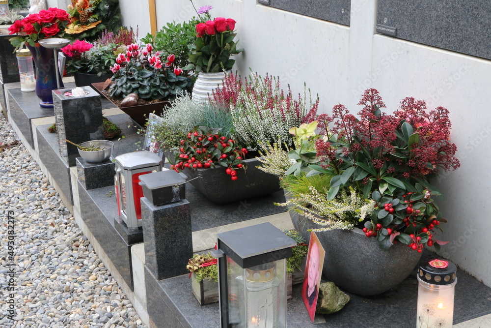 Mit Blumen geschmückte Urnengräber an einem katholischen Friedhof in Österreich, Blumenschmuck, Tod, Trauer, Gräber gestalten, Grabbepflanzung, Allerheiligen