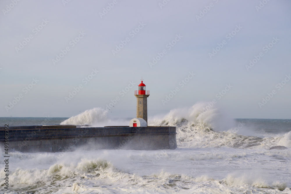 Farol de Felgueiras no Porto, Portugal num dia de ondulação acentuada.