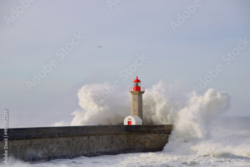 Farol de Felgueiras no Porto, Portugal num dia de ondulação acentuada. photo