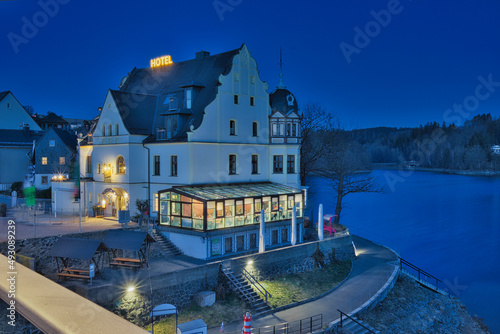 Gasthaus an der Bleilochtalsperre in Saalburg, Thüringen, Dämmerung photo