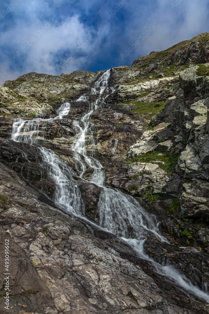 Torrent issu du lc du Vallon , Paysage du parc National des Ecrins  en été  , Isère Alpes France