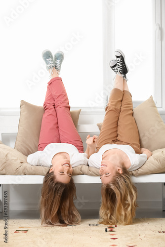 Happy young sisters spendin...
