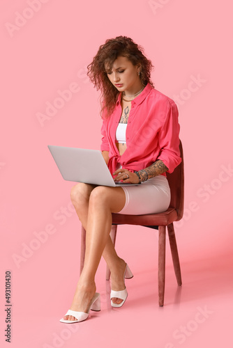 Young woman with curly hair...