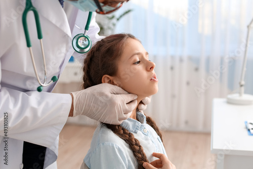 Doctor examining little gir...