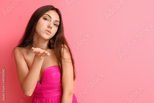 Young woman with creative m...