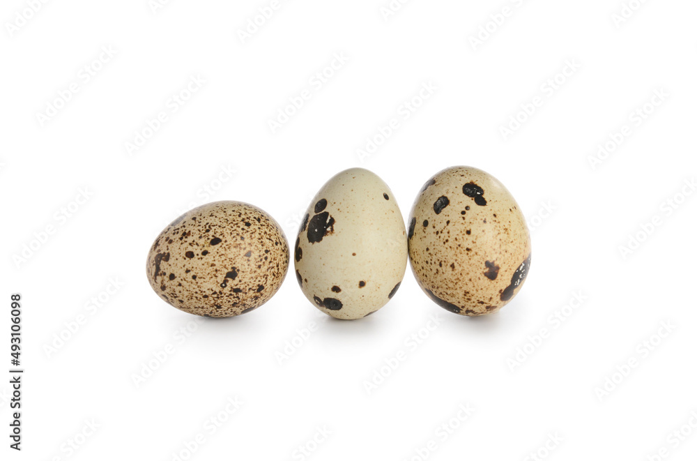 Obraz premium Fresh quail eggs on white background