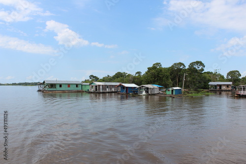 Casas flotuantes no rio Amazonas photo