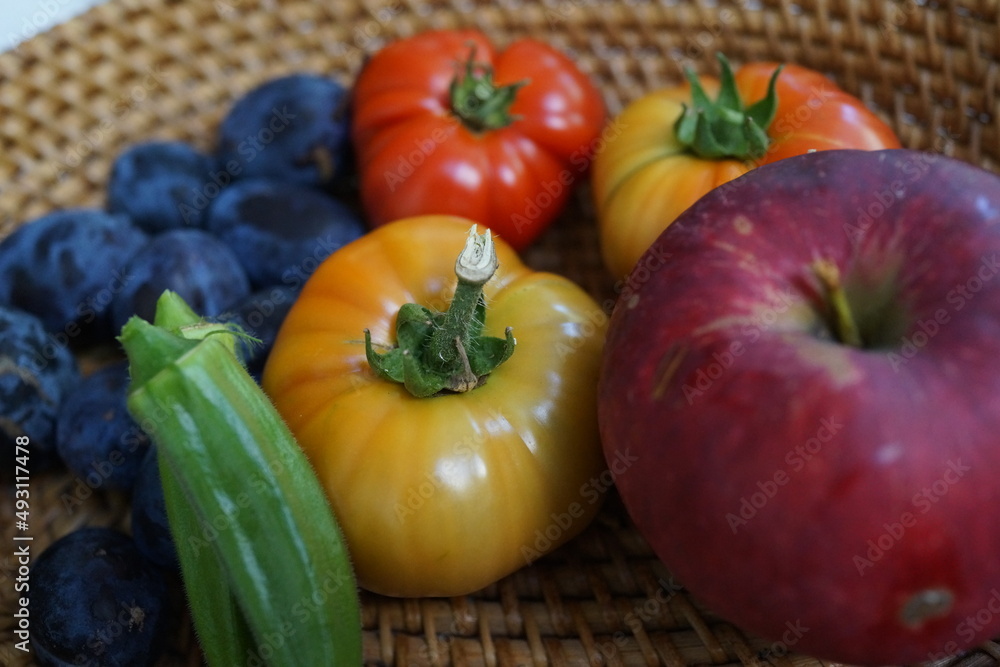 オーガニック　野菜　果物　ガーデニング　家庭菜園　トマト　プラム　オクラ　リンゴ　野菜　籠　盛り合わせ　