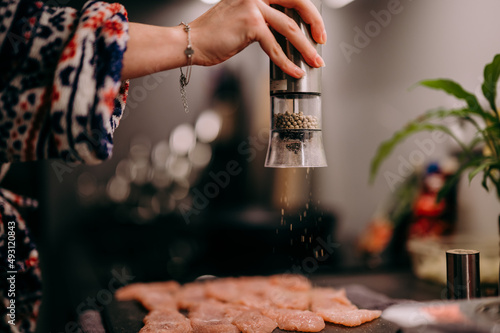 Przyprawianie mięsa pieprzem i solą